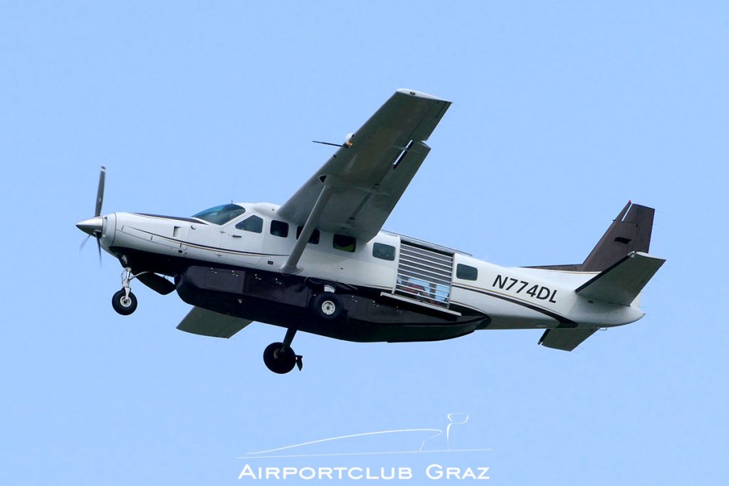 Cessna 208B Grand Caravan N774DL